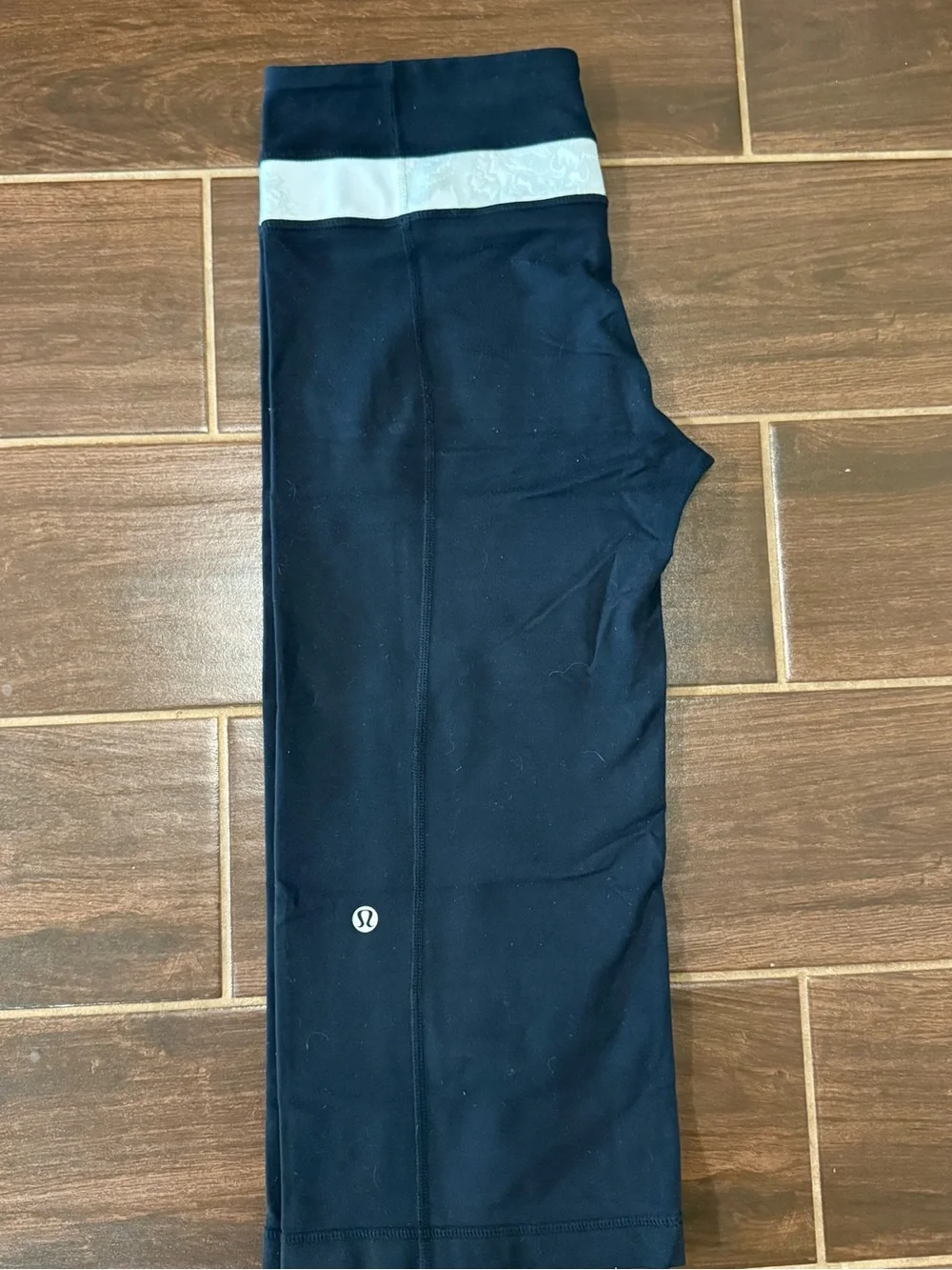 Vintage lululemon Reversible Groove Crop | 2010 | Size 6 | Black/White Floral